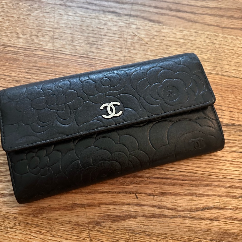 CHANEL Black Camellia Quilted Leather Continental Wallet with Silver CC